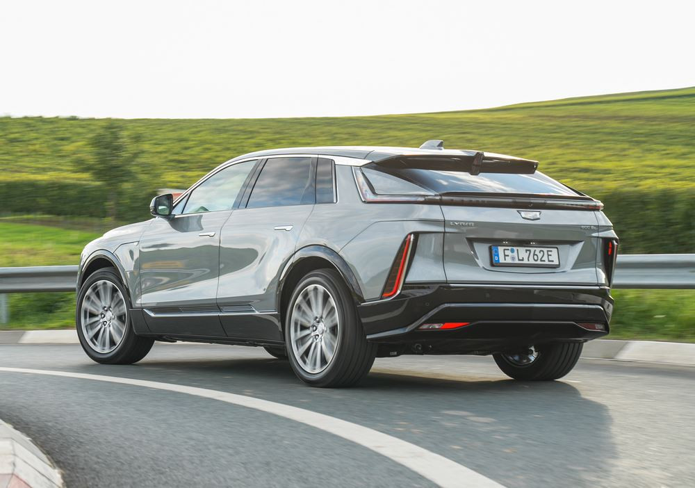 Le SUV électrique emblématique Cadillac Lyriq de 2 774 kg revendique une autonomie de 530 km