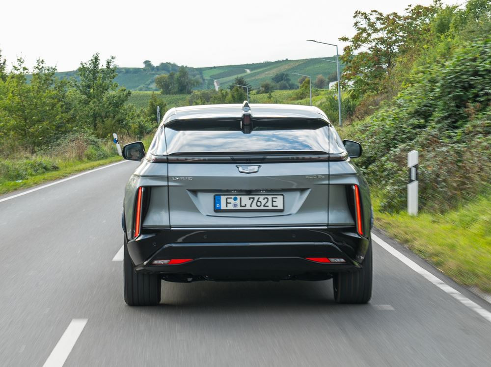 Le SUV électrique emblématique Cadillac Lyriq de 2 774 kg revendique une autonomie de 530 km