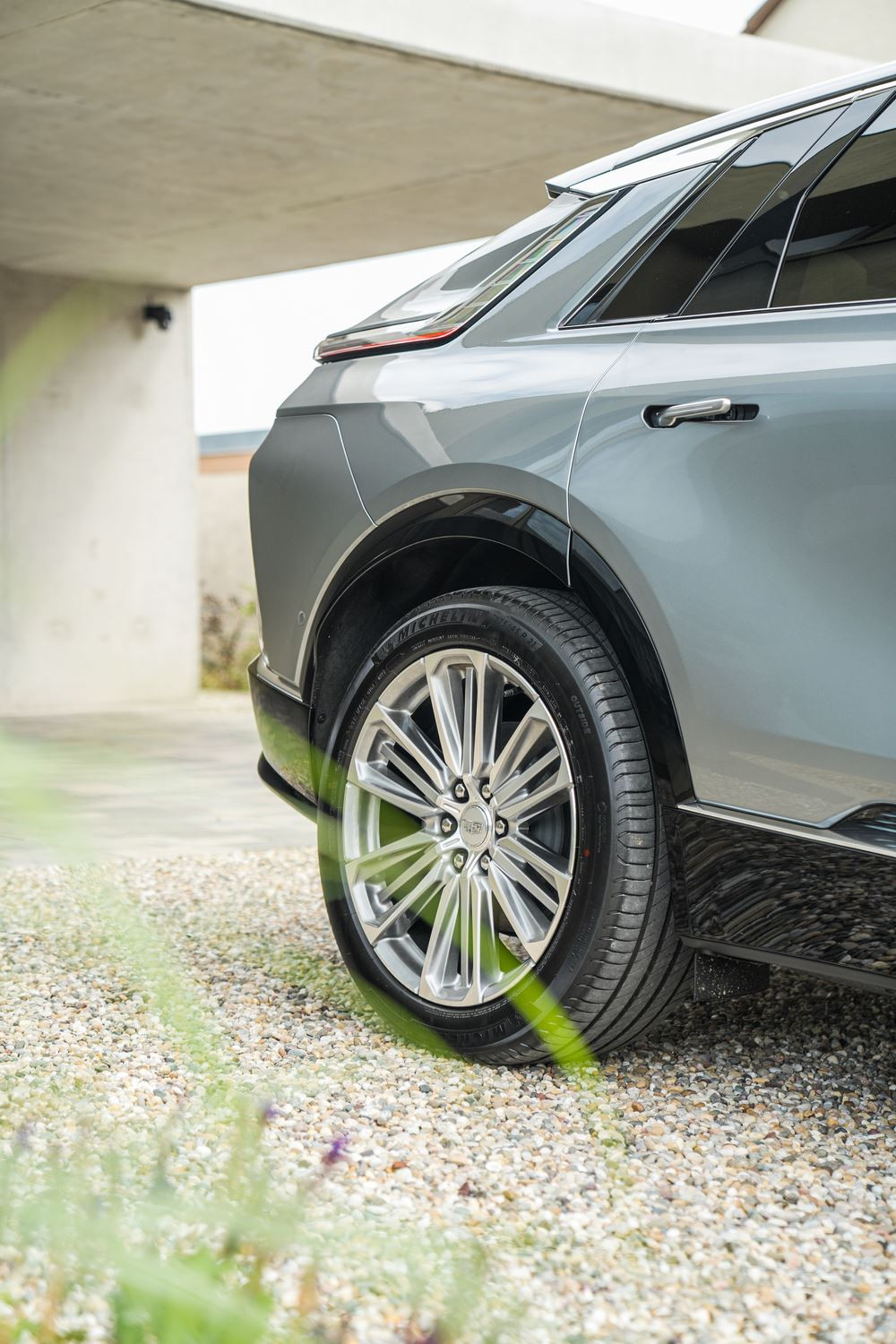 Le SUV électrique emblématique Cadillac Lyriq de 2 774 kg revendique une autonomie de 530 km