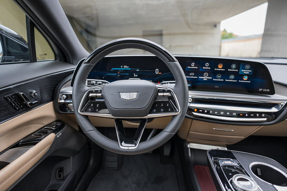 Le SUV électrique emblématique Cadillac Lyriq de 2 774 kg revendique une autonomie de 530 km