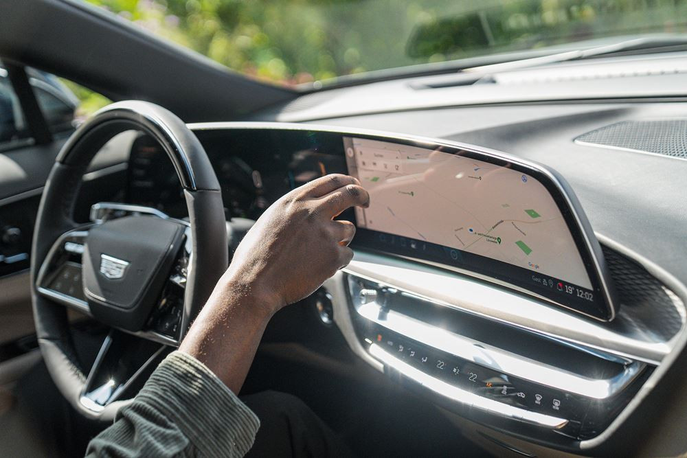 Le SUV électrique emblématique Cadillac Lyriq de 2 774 kg revendique une autonomie de 530 km