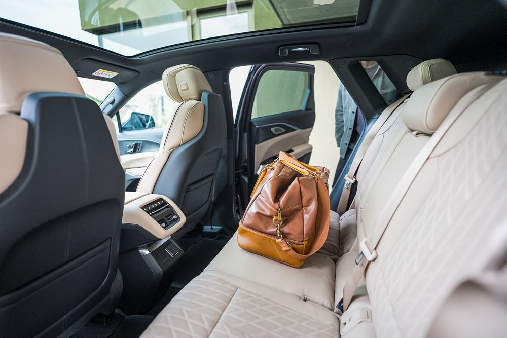 Le SUV électrique emblématique Cadillac Lyriq de 2 774 kg revendique une autonomie de 530 km
