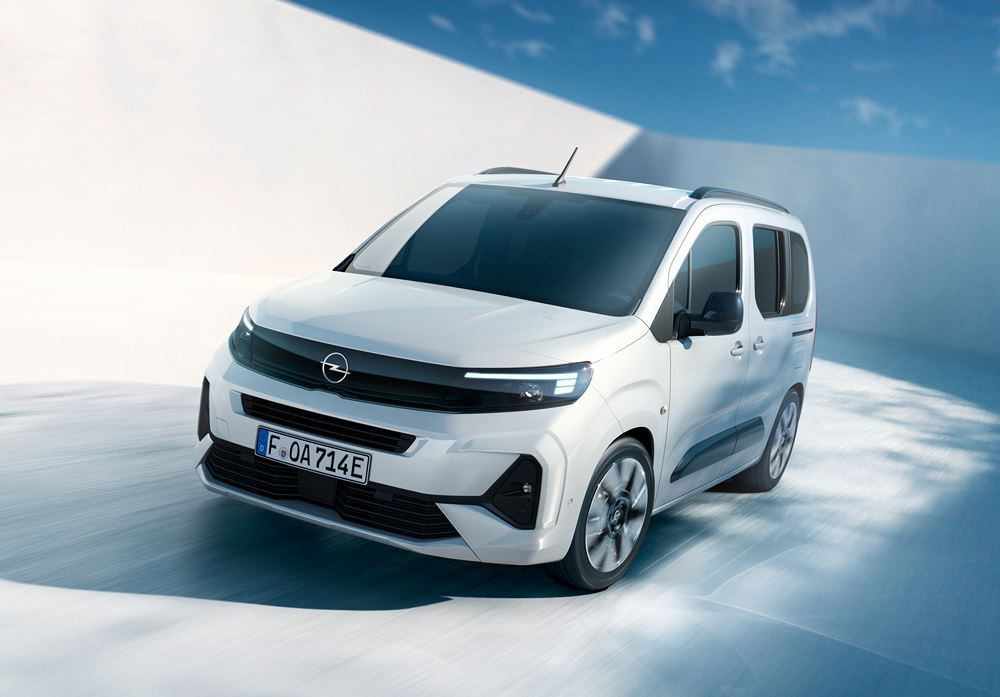 L'Opel Combo Life Electric arbore la face avant caractéristique Opel Vizor