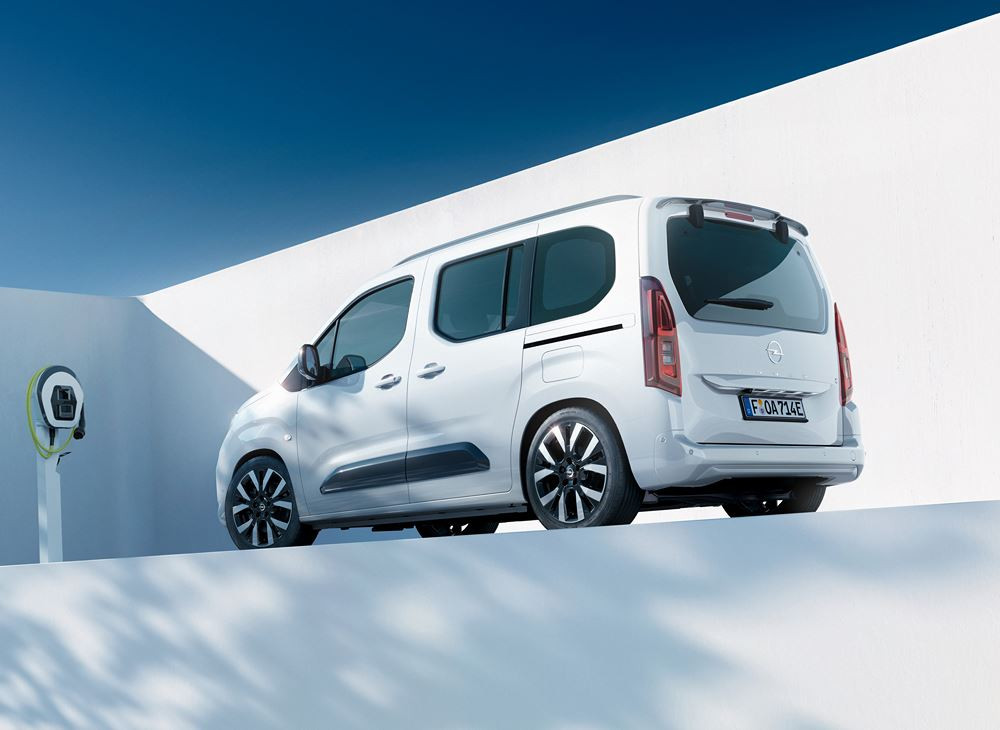 L'Opel Combo Life Electric arbore la face avant caractéristique Opel Vizor