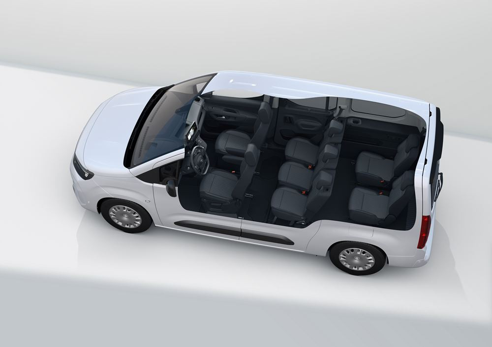 L'Opel Combo Life Electric arbore la face avant caractéristique Opel Vizor