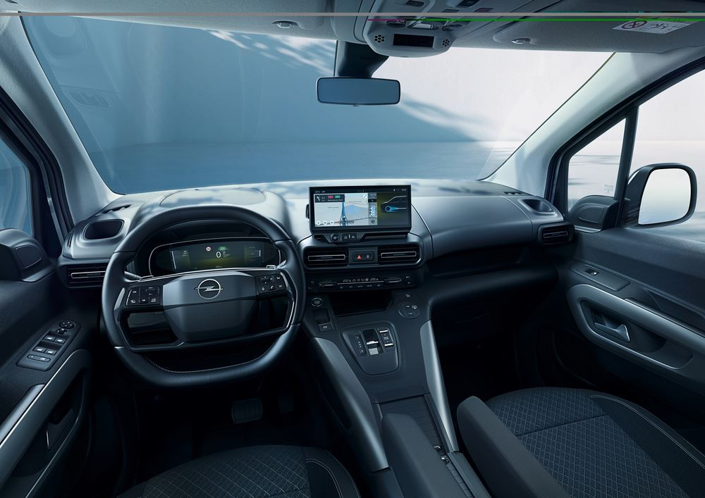 L'Opel Combo Life Electric arbore la face avant caractéristique Opel Vizor