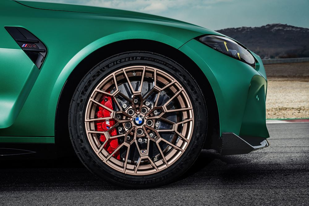 La BMW M4 CS se positionne à mi-chemin entre compétition et performances routières