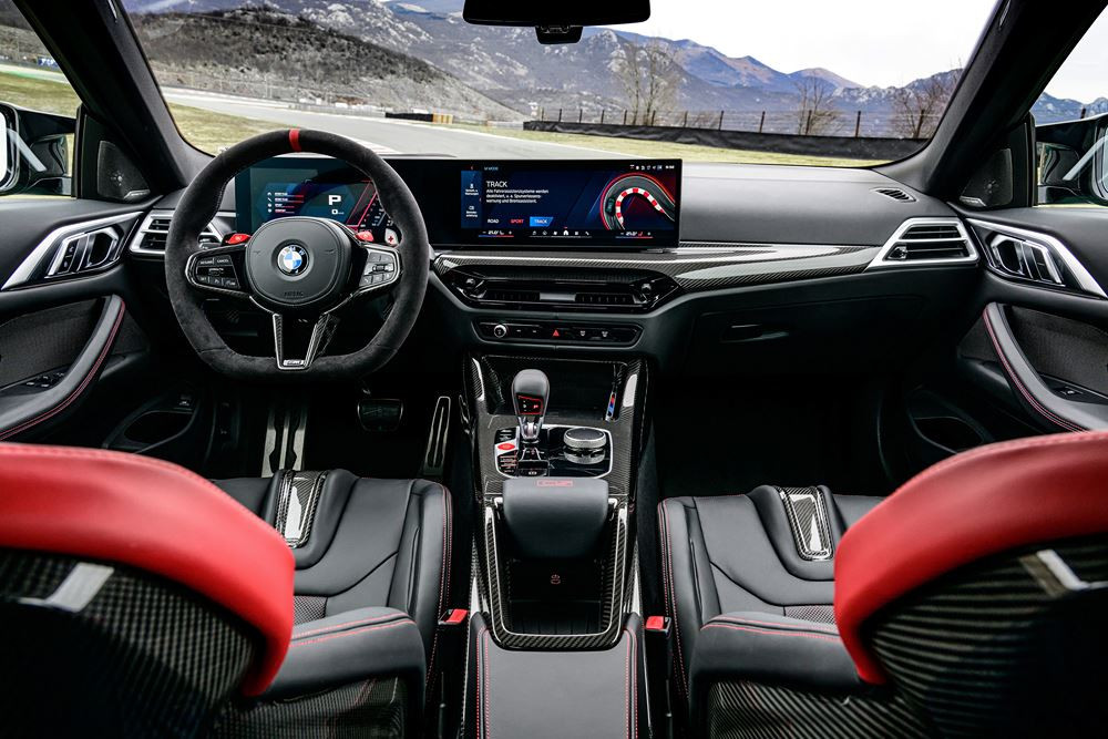 La BMW M4 CS se positionne à mi-chemin entre compétition et performances routières