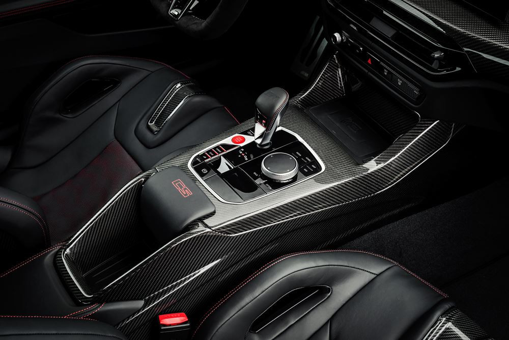 La BMW M4 CS se positionne à mi-chemin entre compétition et performances routières