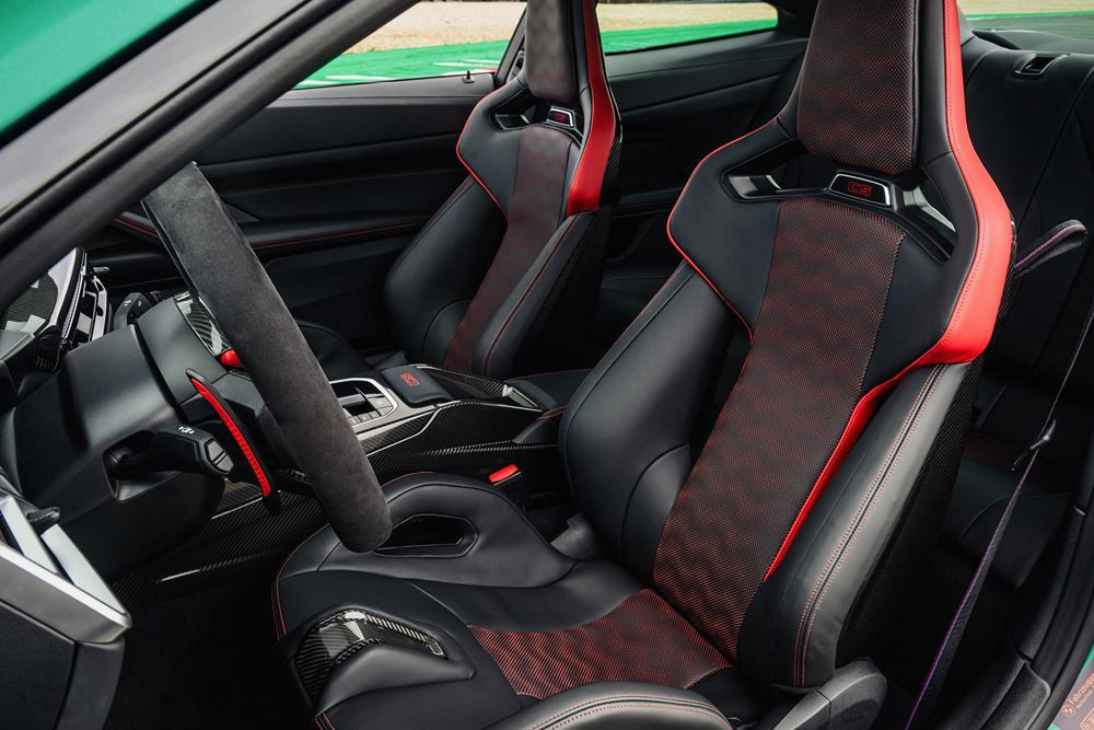 La BMW M4 CS se positionne à mi-chemin entre compétition et performances routières