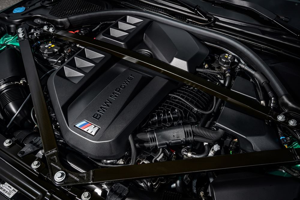La BMW M4 CS se positionne à mi-chemin entre compétition et performances routières