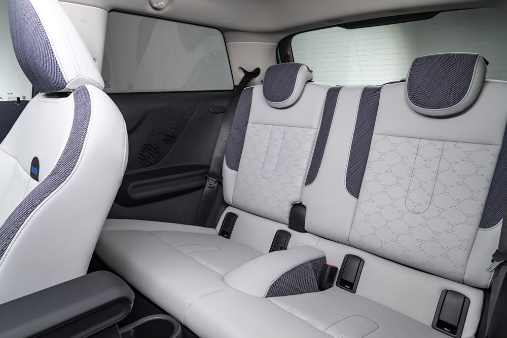 La Mini Cooper de cinquième génération affiche un design minimaliste épuré