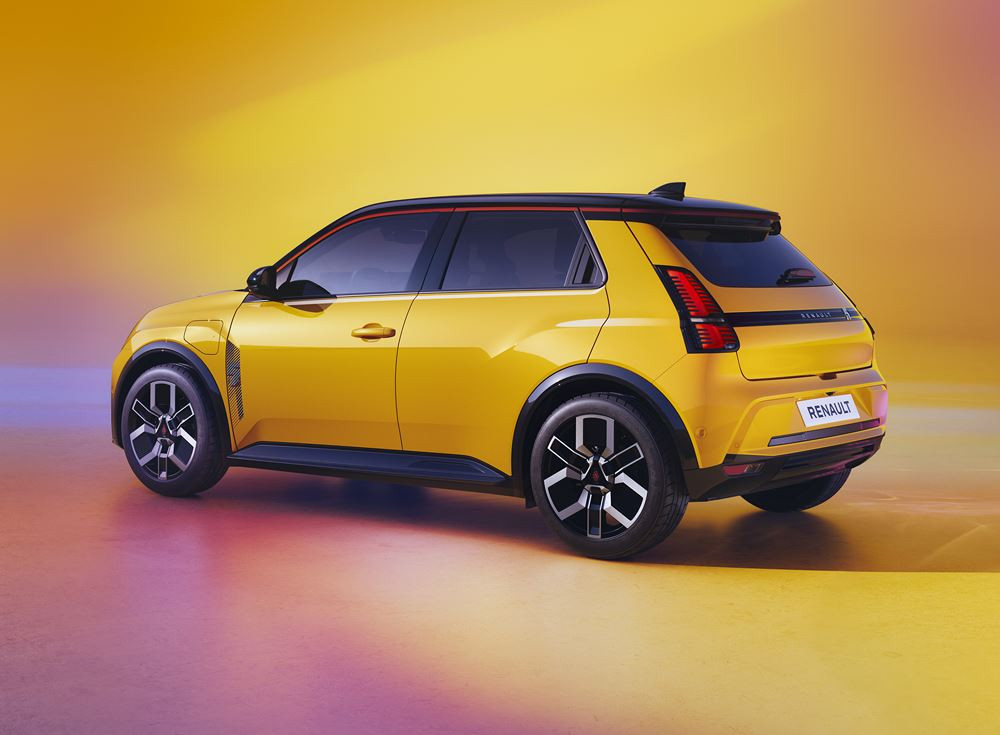 La citadine électrique Renault 5 E-Tech electric en approche