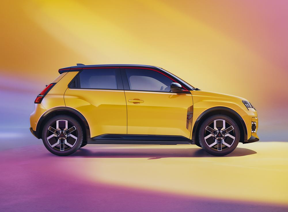 La citadine électrique Renault 5 E-Tech electric en approche
