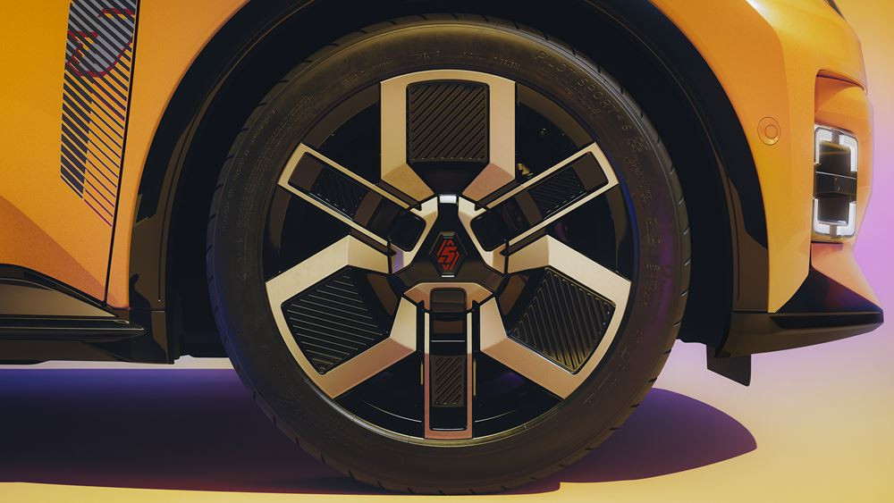 La citadine électrique Renault 5 E-Tech electric en approche