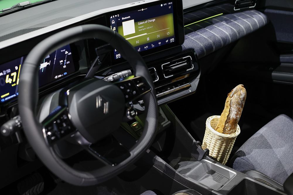 La citadine électrique Renault 5 E-Tech electric en approche