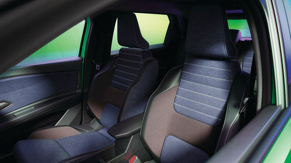 La citadine électrique Renault 5 E-Tech electric en approche