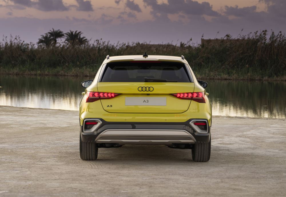 Le crossover Audi A3 allstreet affiche un look tout-terrain caractéristique