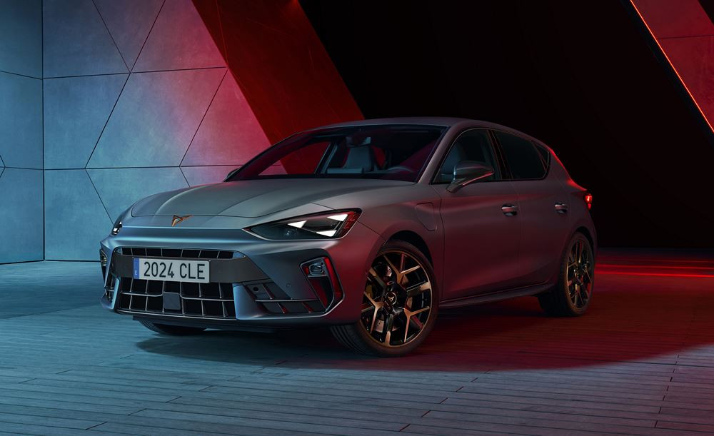 La berline sportive Cupra Leon restylée affiche une face avant en forme de nez de requin