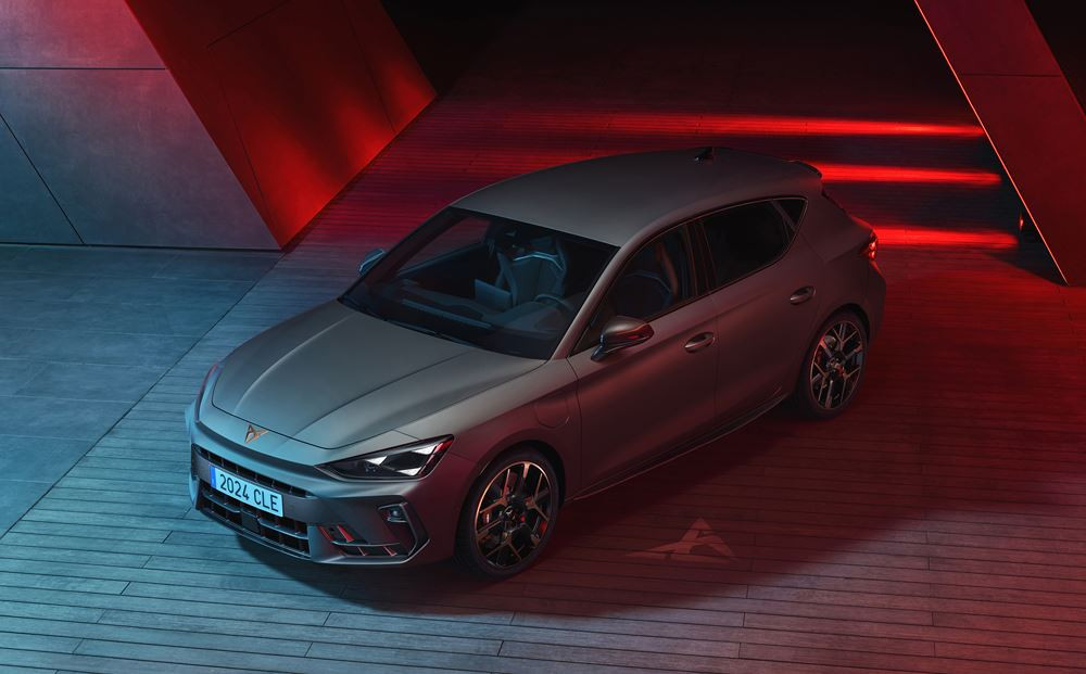 La berline sportive Cupra Leon restylée affiche une face avant en forme de nez de requin