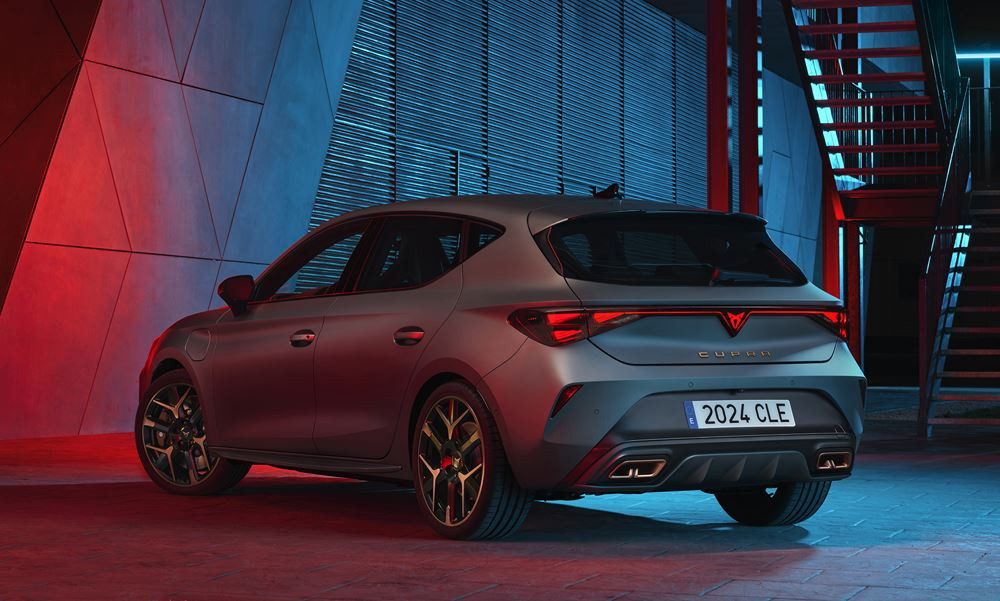 La berline sportive Cupra Leon restylée affiche une face avant en forme de nez de requin