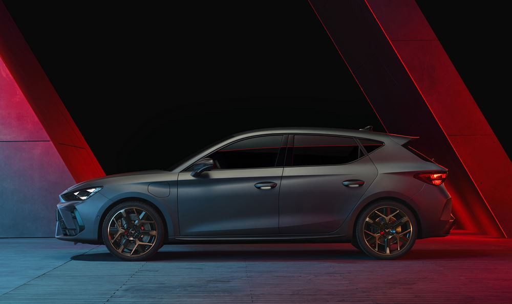 La berline sportive Cupra Leon restylée affiche une face avant en forme de nez de requin
