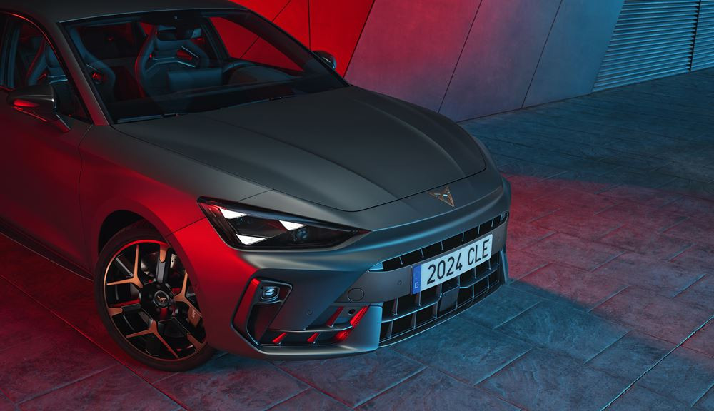 La berline sportive Cupra Leon restylée affiche une face avant en forme de nez de requin
