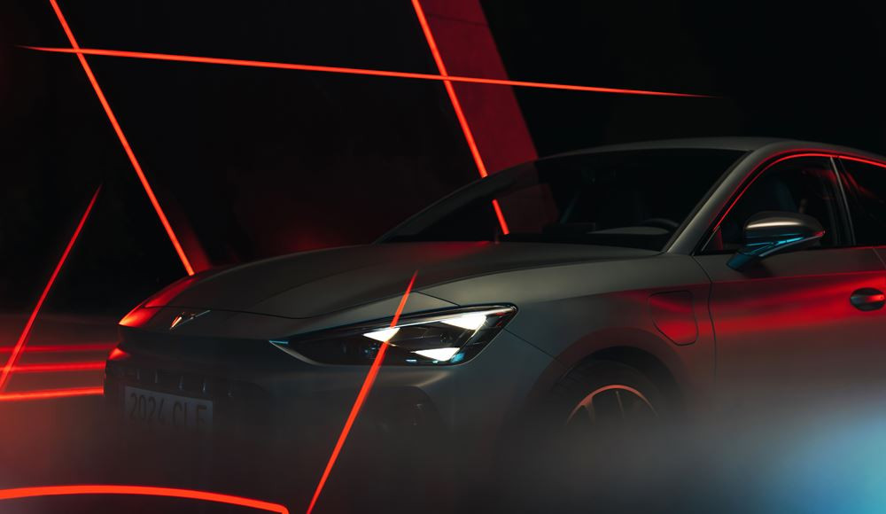 La berline sportive Cupra Leon restylée affiche une face avant en forme de nez de requin