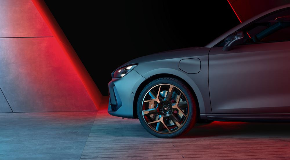 La berline sportive Cupra Leon restylée affiche une face avant en forme de nez de requin