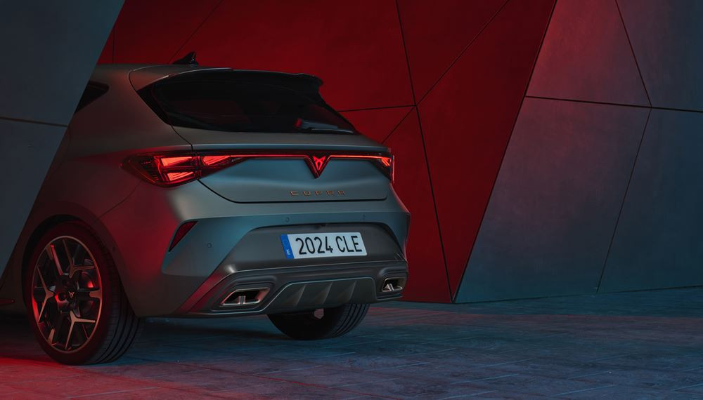 La berline sportive Cupra Leon restylée affiche une face avant en forme de nez de requin