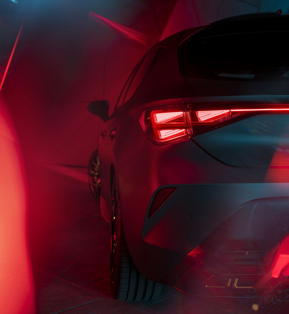 La berline sportive Cupra Leon restylée affiche une face avant en forme de nez de requin