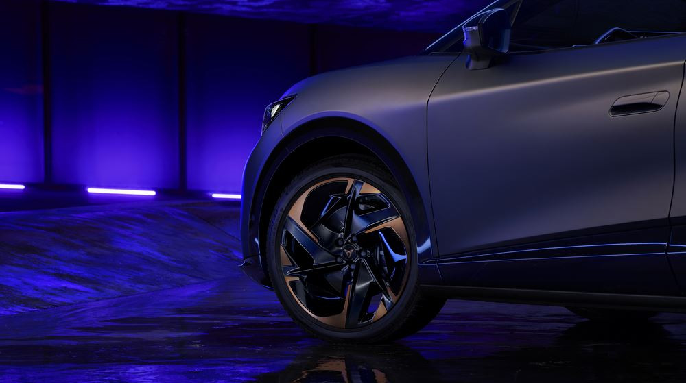 Le SUV coupé électrique Cupra Tavascan affiche des proportions athlétiques