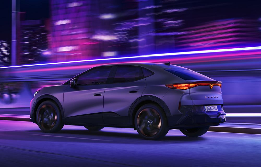 Le SUV coupé électrique Cupra Tavascan affiche des proportions athlétiques