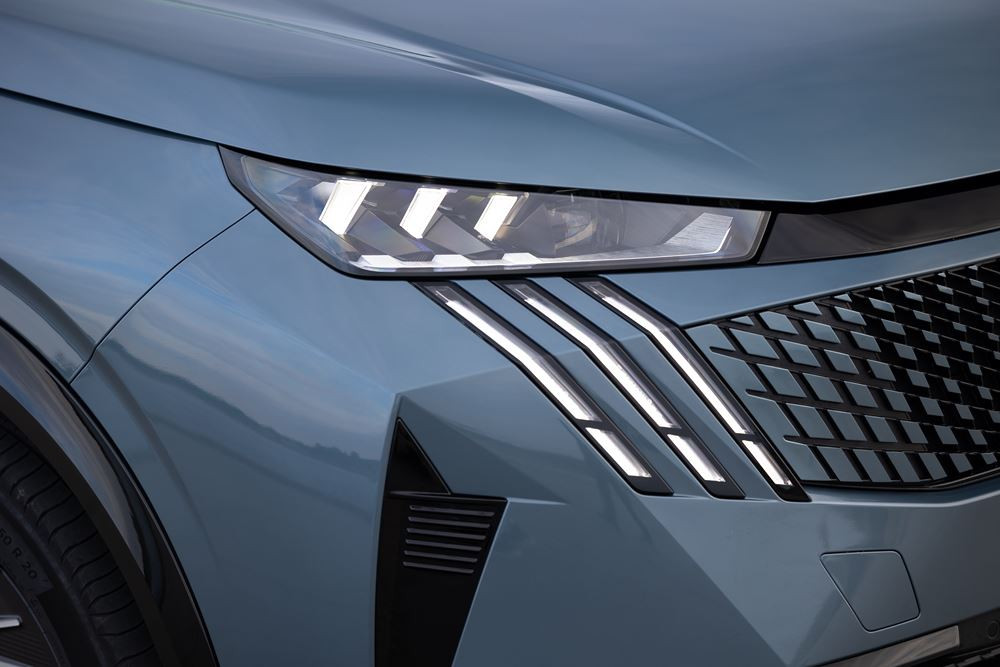 Le SUV électrique 7 places Peugeot E-5008 grande autonomie offre jusqu'à 660 km d'autonomie