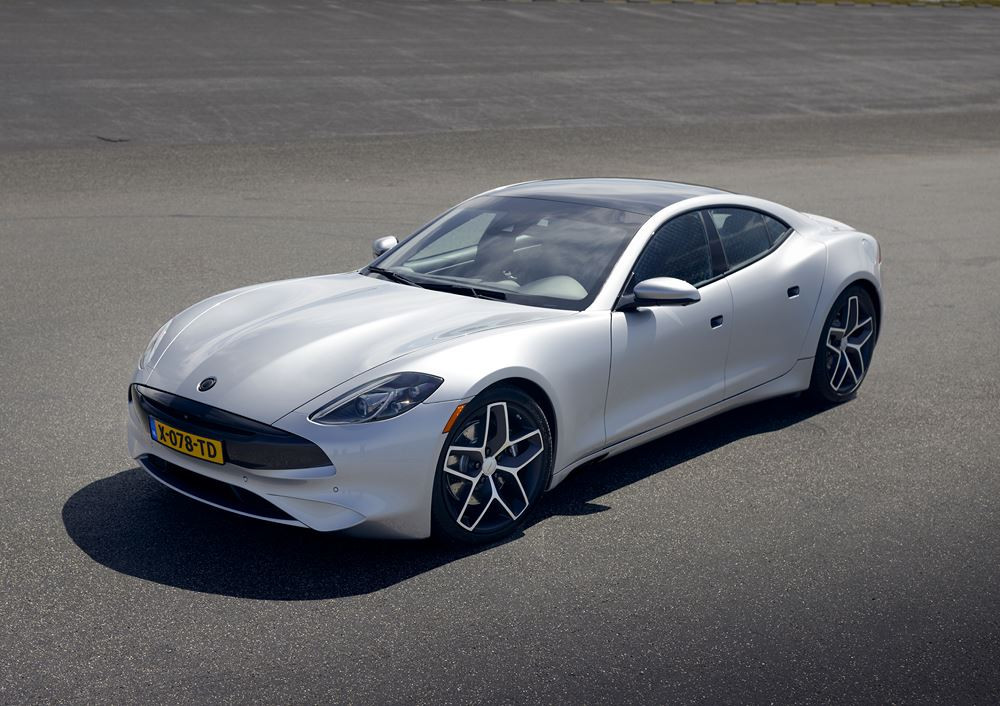 La berline sportive Karma Revero électrique à prolongateur d'autonomie fournit 536 ch et 746 Nm de couple