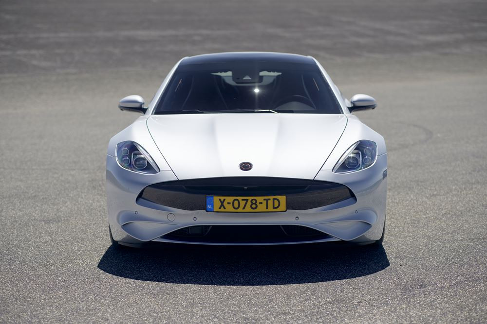 La berline sportive Karma Revero électrique à prolongateur d'autonomie fournit 536 ch et 746 Nm de couple