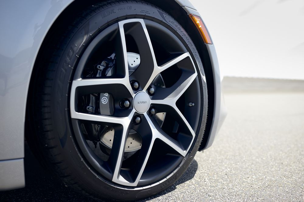 La berline sportive Karma Revero électrique à prolongateur d'autonomie fournit 536 ch et 746 Nm de couple