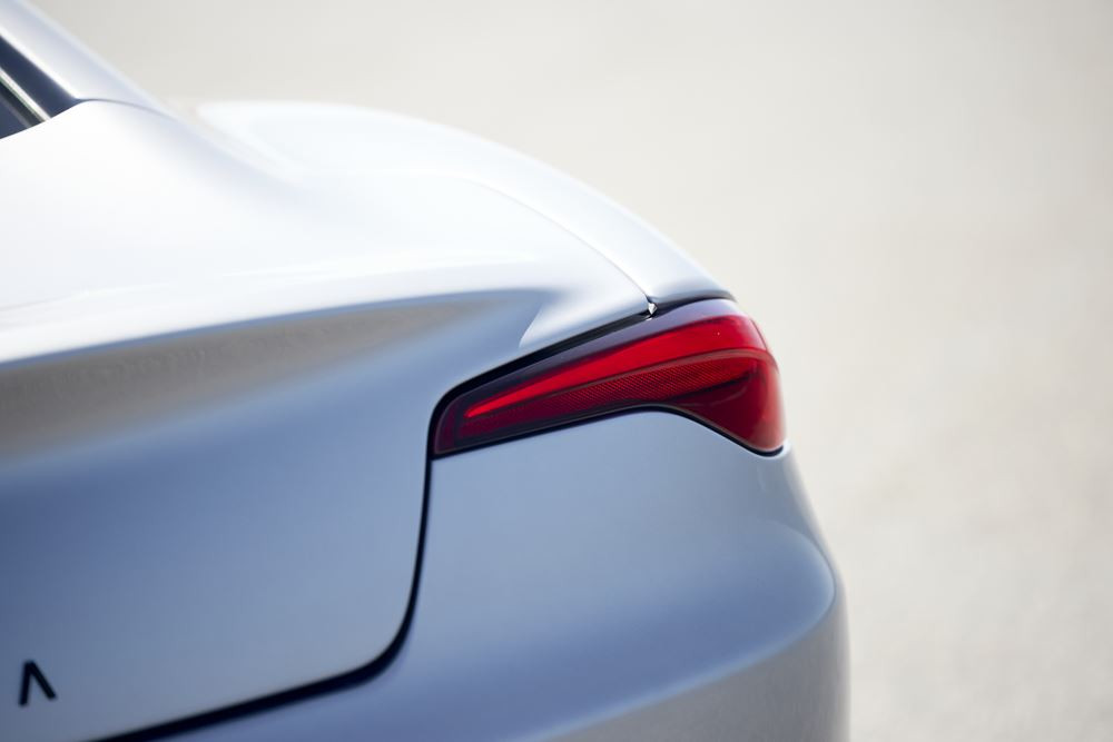 La berline sportive Karma Revero électrique à prolongateur d'autonomie fournit 536 ch et 746 Nm de couple