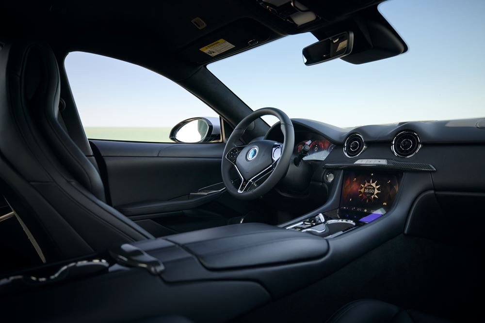 La berline sportive Karma Revero électrique à prolongateur d'autonomie fournit 536 ch et 746 Nm de couple