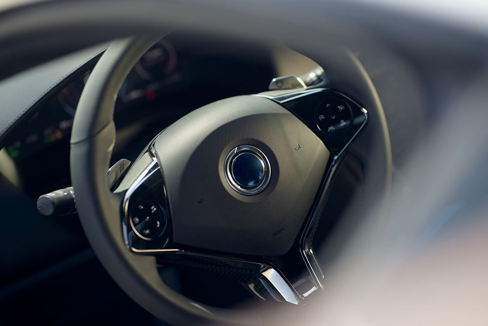 La berline sportive Karma Revero électrique à prolongateur d'autonomie fournit 536 ch et 746 Nm de couple