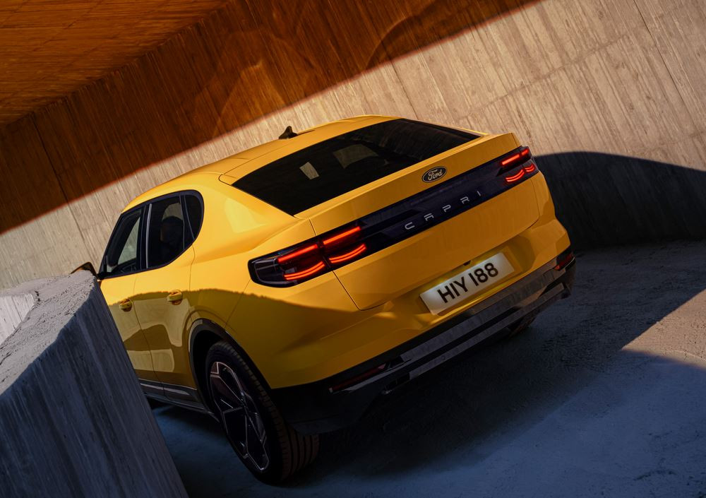 Le SUV coupé de taille intermédiaire à propulsion électrique Ford Capri en approche