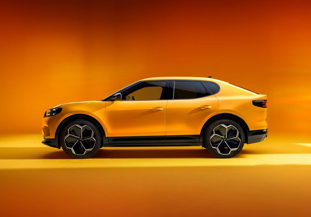 Le SUV coupé de taille intermédiaire à propulsion électrique Ford Capri en approche