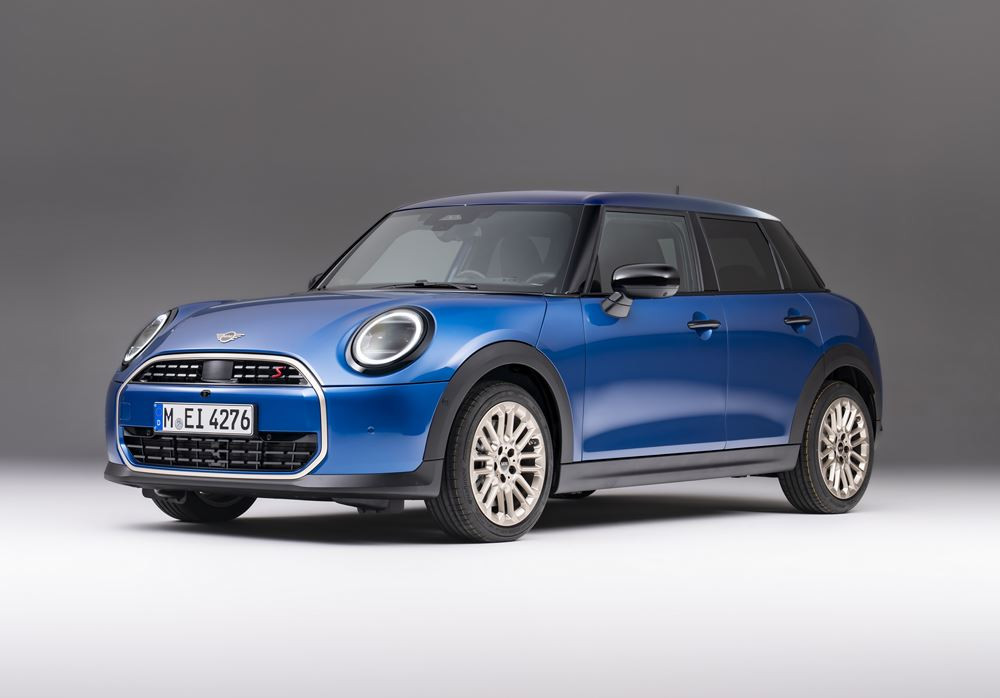 La Mini Cooper cinq portes permet une accessibilité aux places arrière plus aisée
