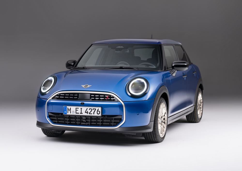 La Mini Cooper cinq portes permet une accessibilité aux places arrière plus aisée