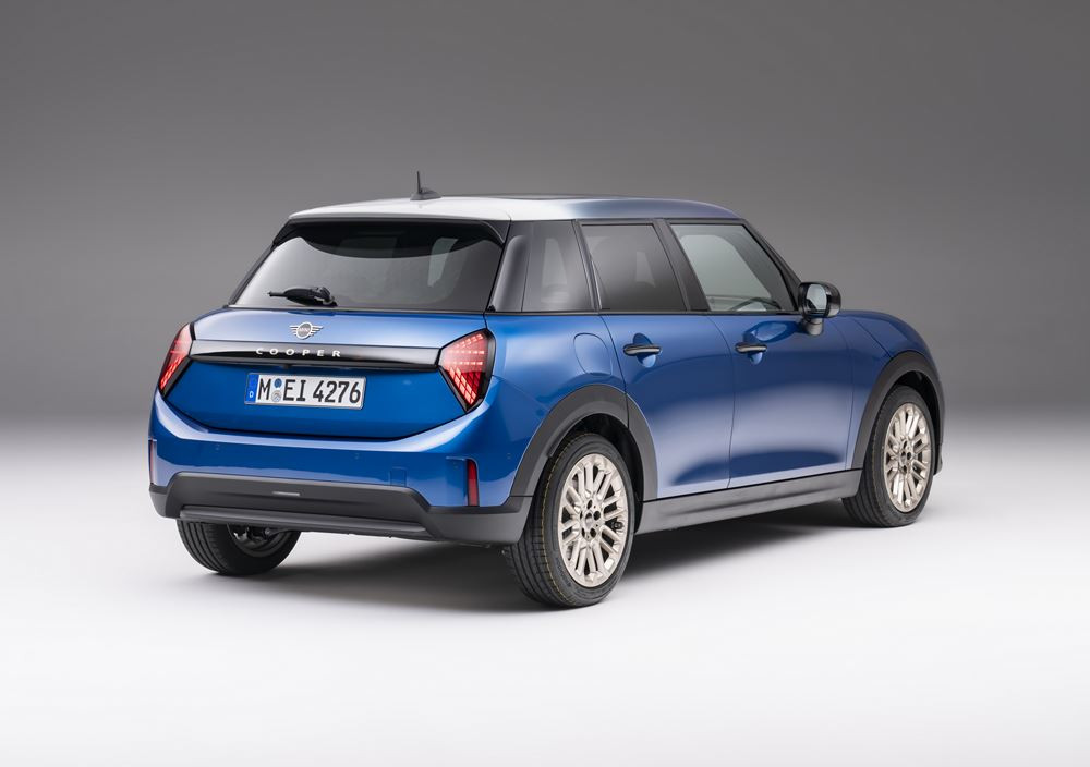 La Mini Cooper cinq portes permet une accessibilité aux places arrière plus aisée