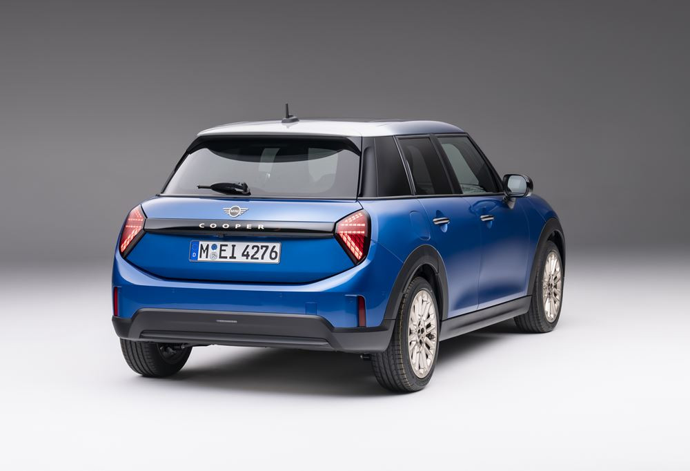 La Mini Cooper cinq portes permet une accessibilité aux places arrière plus aisée