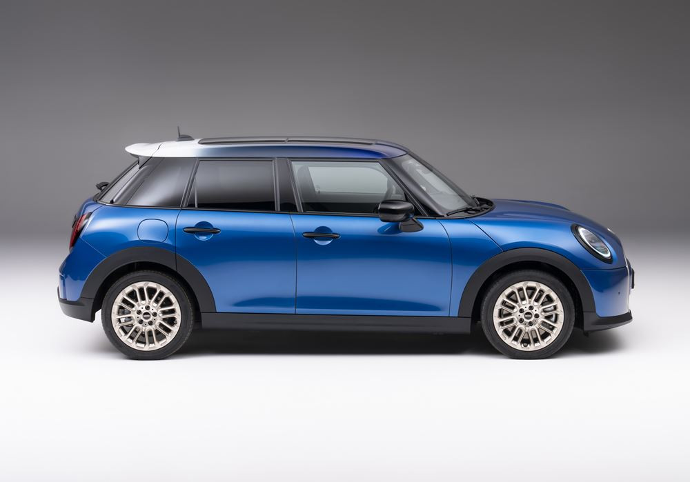 La Mini Cooper cinq portes permet une accessibilité aux places arrière plus aisée