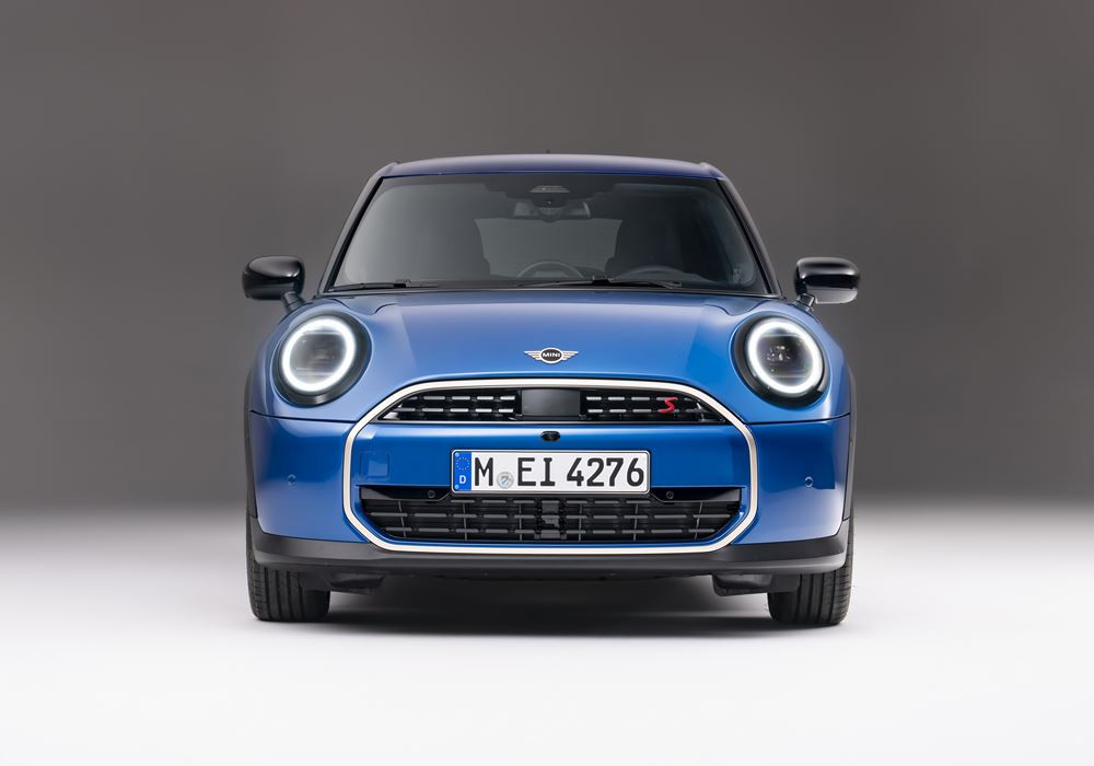 La Mini Cooper cinq portes permet une accessibilité aux places arrière plus aisée