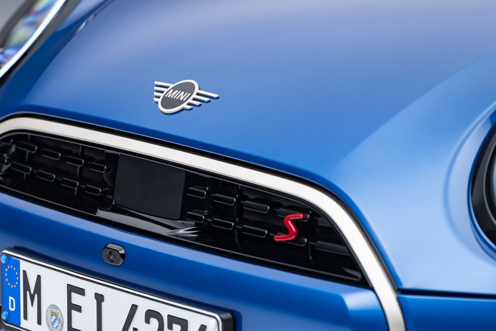 La Mini Cooper cinq portes permet une accessibilité aux places arrière plus aisée