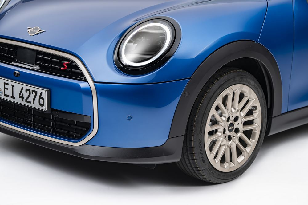 La Mini Cooper cinq portes permet une accessibilité aux places arrière plus aisée